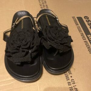 Lemonade Sandler Brand new no box never worn.